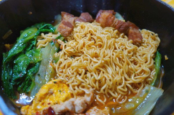 正确煮方便面的方法,煮方便面应该先放冷水还是热水