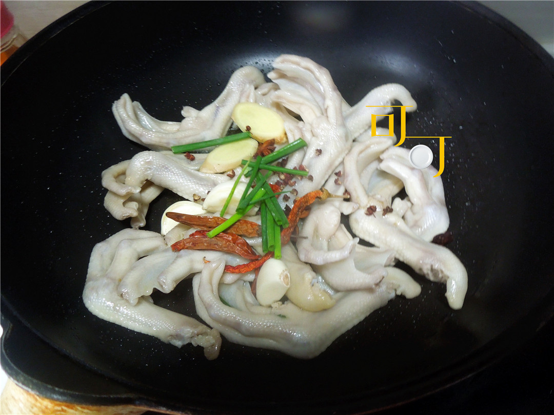 香辣爽口的鸭掌啃上一口停不下来,香辣卤鸭掌的做法