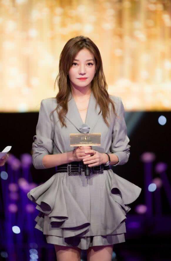 赵薇终于剪对发型！只剪了款空气刘海显青春，43岁嫩回23岁了