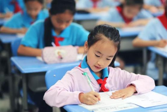 小学生因姓名简单走红，姓名加在一起才3笔，考试时能省不少时间