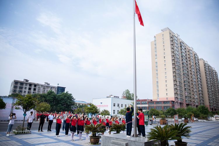 思源实验学校少先队入队仪式,社旗一小少先队入队仪式