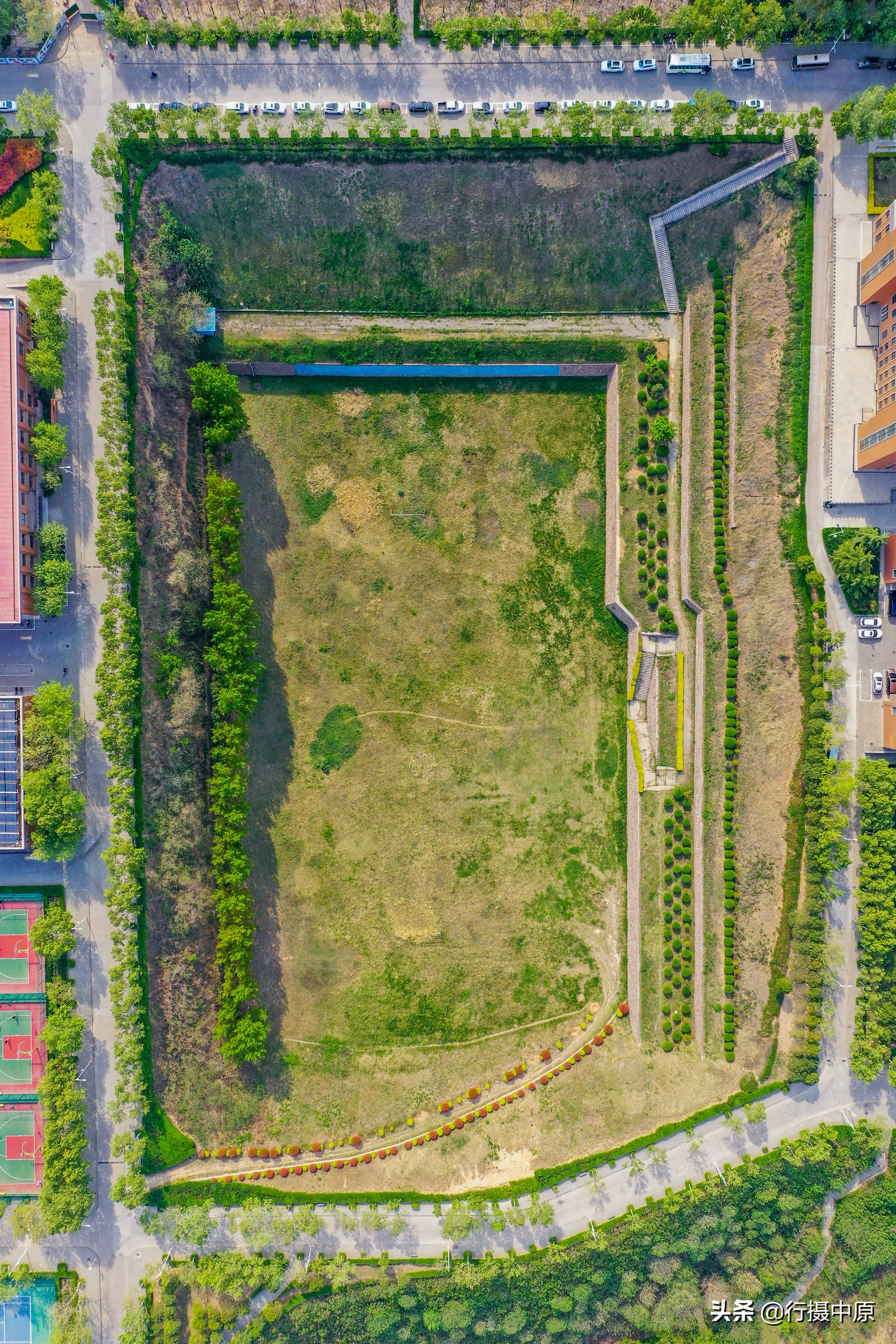 足球场大的深坑,稀奇古怪的足球场