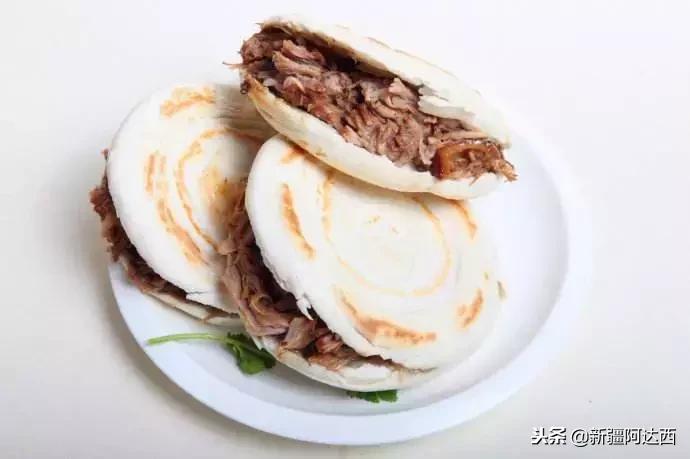 小伙吃火锅发现新大陆,小伙吃火锅吃出奇怪东西