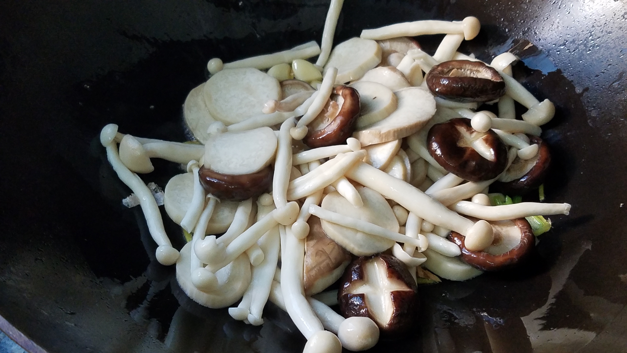 炒香菇炖鸡家常做法,炒香菇家常做法要不要焯水