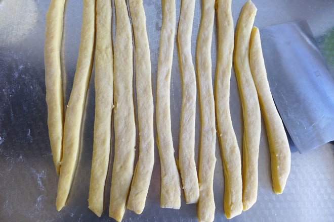 1个鸡蛋二勺面做出酥脆小麻花,小麻花怎么做才酥脆又好吃又简单