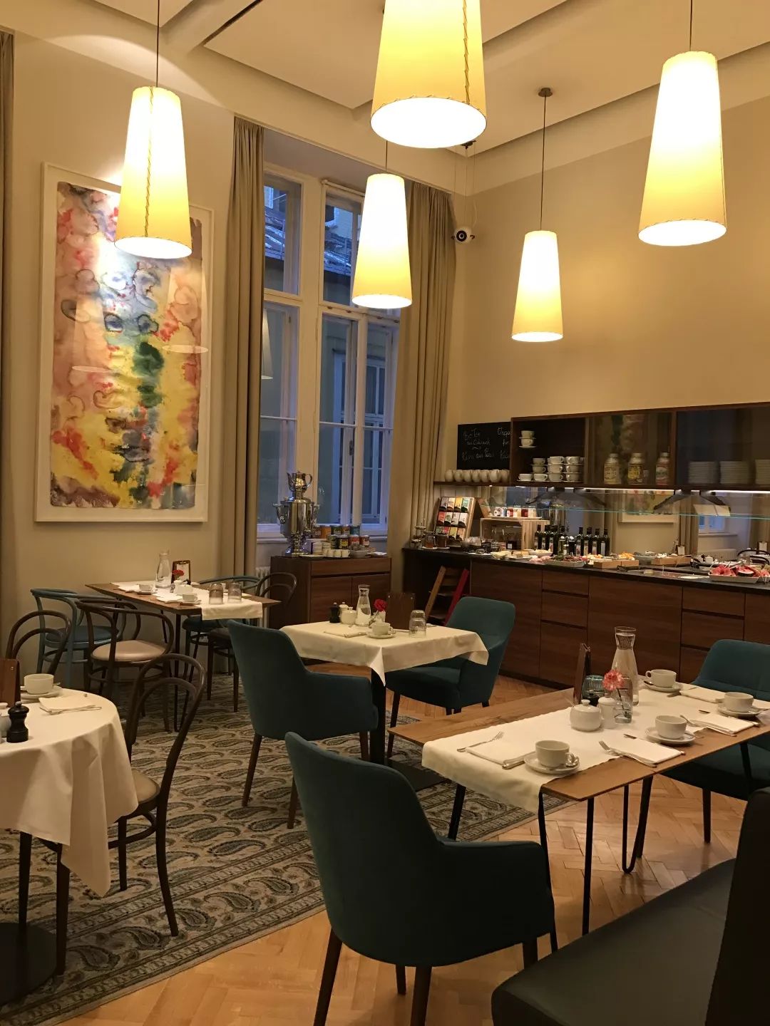 探访TON工厂看经典椅子背后的故事|疯狂24h我们去捷克干了啥?