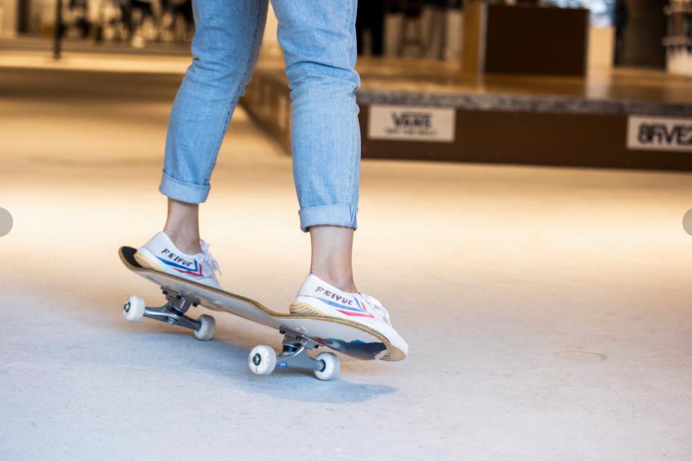 郭晶晶和霍启刚一家穿运动鞋,霍启刚陪郭晶晶玩滑板