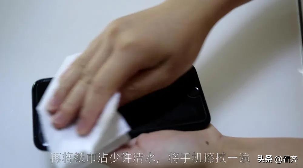 @齐齐哈尔人怎样清洗手机屏幕上的油腻?