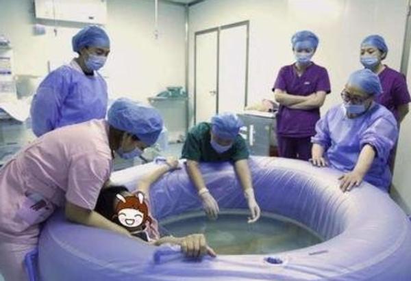 ella水中分娩国外纪实,ella水中分娩男摄影师