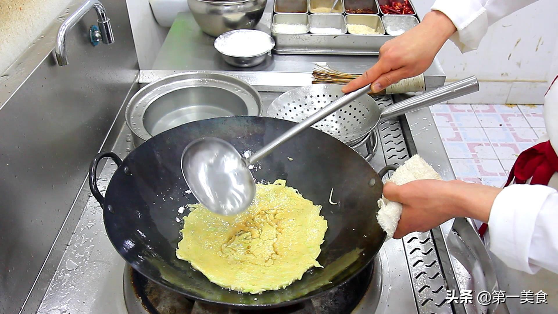 大厨教你一招做煎饼果子,煎饼简单教学