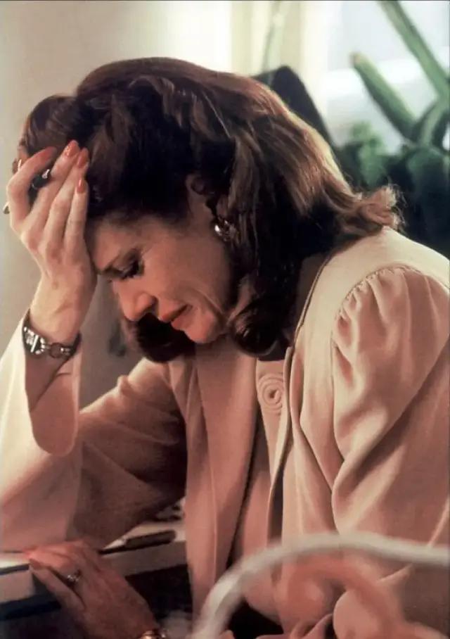 他是《洛丽塔》男主,畸形恋专业户,也是禁欲系不老男神