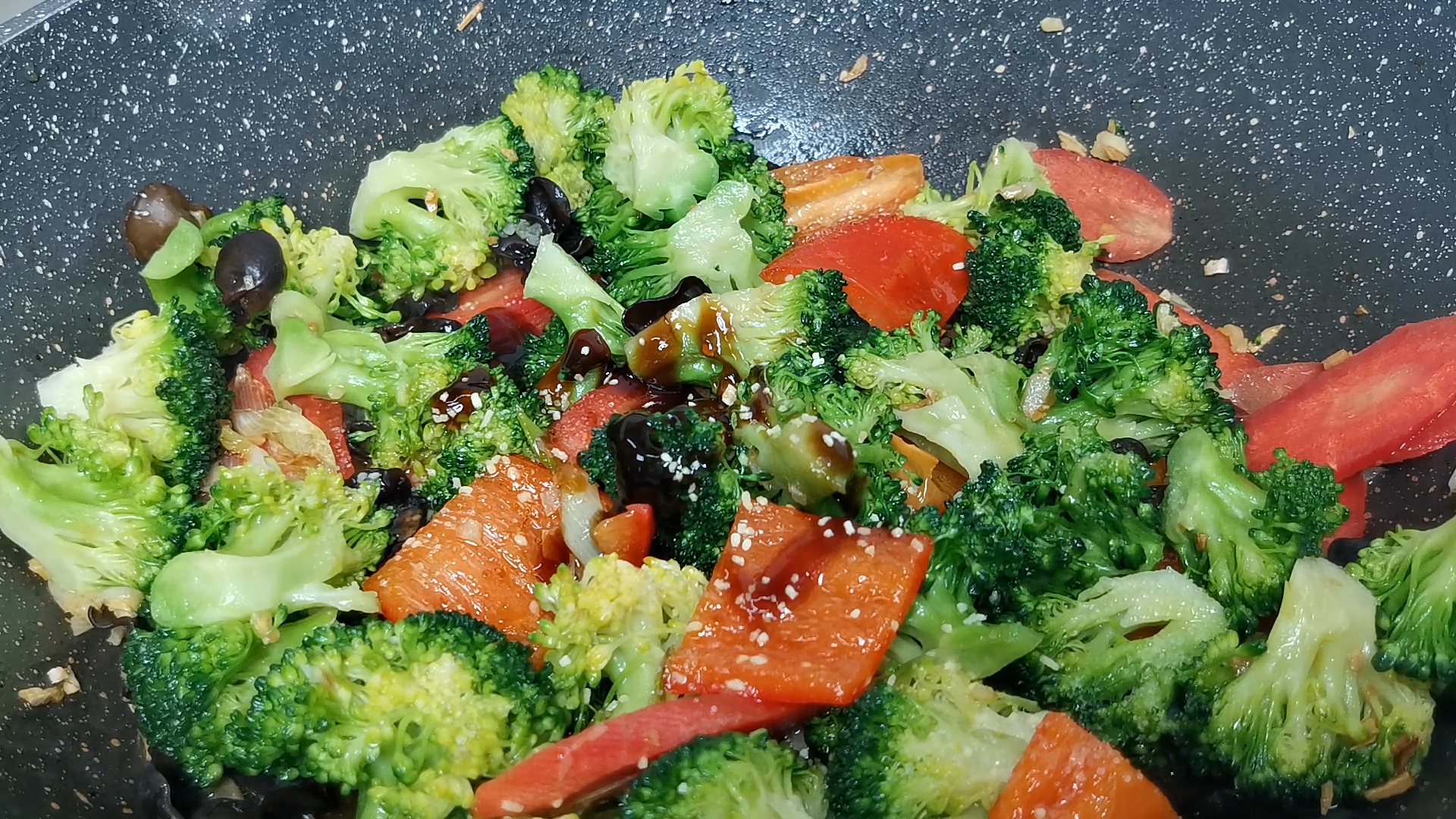 炒西兰花焯水的正确方法,西兰花可以不焯水直接炒吗