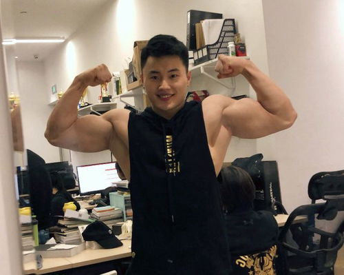 健身达人轻轻松松练出一身肌肉,健身完美逆袭励志瘦子变肌肉男