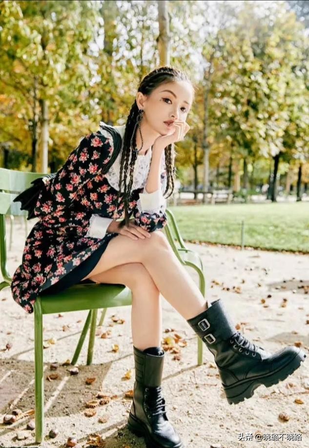 碎花裙如何穿得惊艳好看,今夏不正经的碎花裙穿搭真迷人