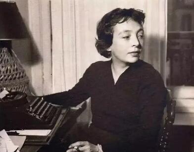 她浪漫史不断,近乎放荡,经常语出惊人“不当作家,就去当*女妓**”