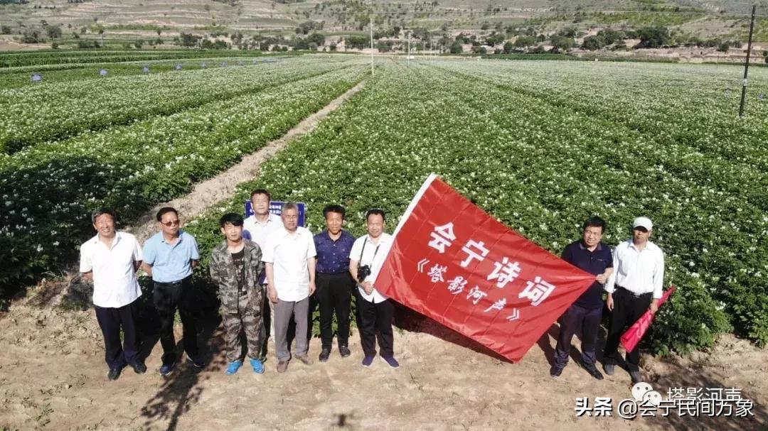 喜见斯人真福气，得和红玉缔良缘