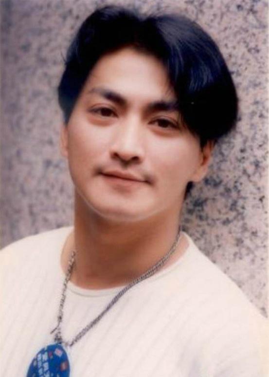 展昭何家劲：一袭红衣打造了一个经典IP，成名前后才是自己真人生