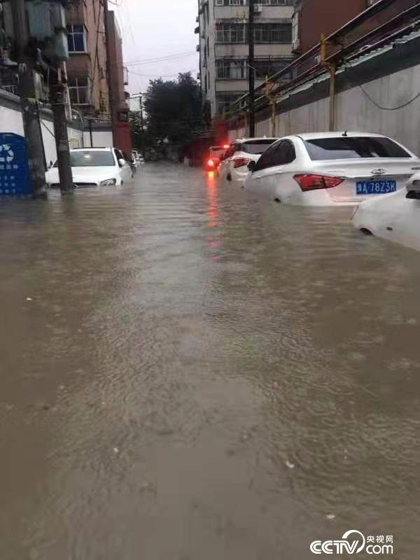 郑州遭遇特大暴雨冲走人视频,郑州曾被暴雨击中的24小时