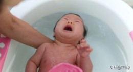 每次洗澡宝宝都要跟着怎么办,孩子每次洗澡起来都哭闹怎么回事