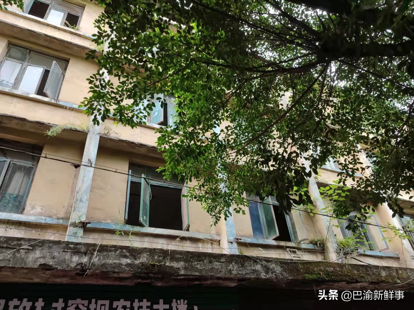 重庆巴南鱼洞这条街有点怪,一边是高楼大厦,一边是旧房