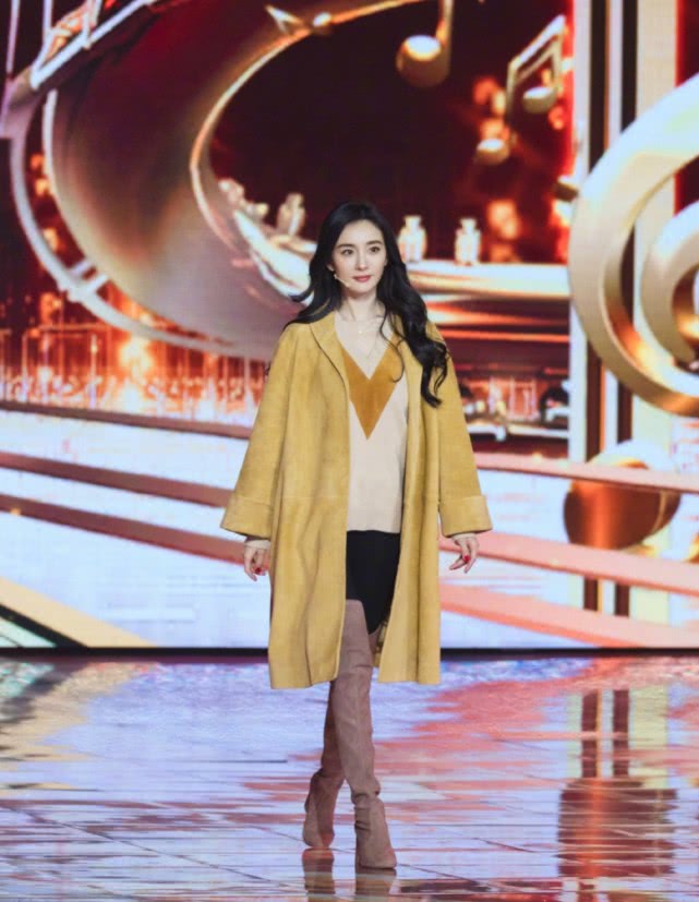 杨幂红大衣配高筒靴搭配图,杨幂秋冬日常穿搭长靴