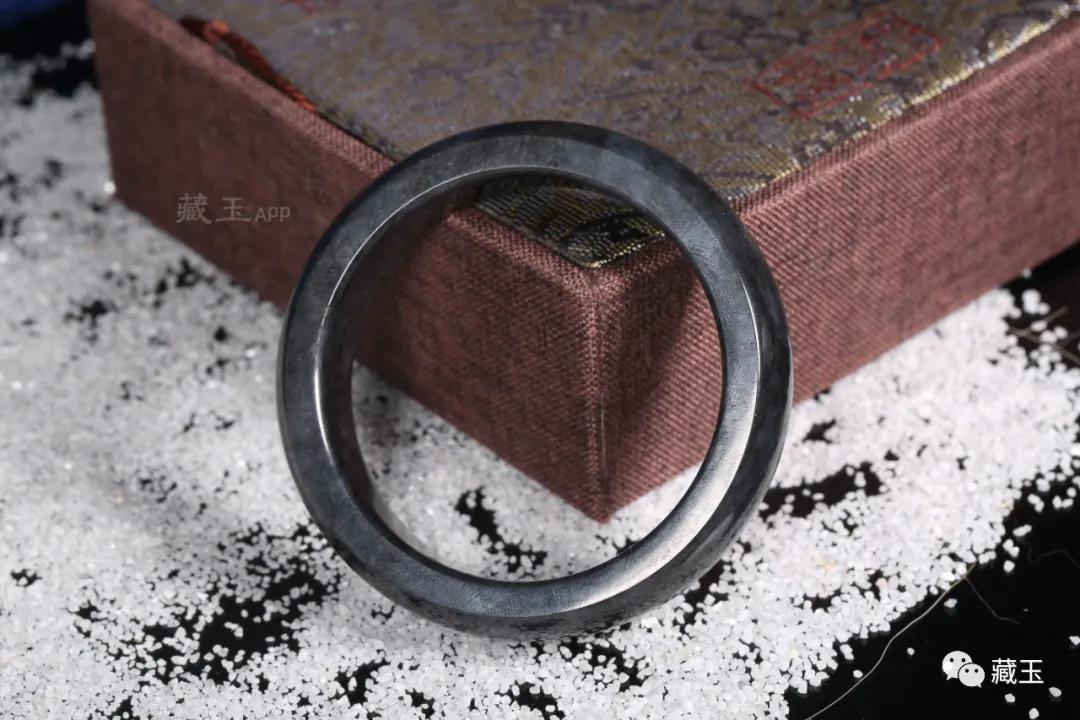 和田玉手镯买什么样的好,和田玉手镯新手入手怎么选