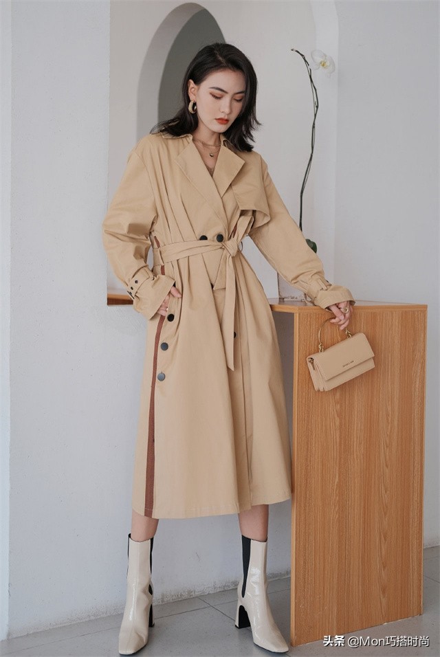 枣红色风衣内搭和鞋子怎样搭配,女式蓝色风衣搭配什么裤子和鞋子