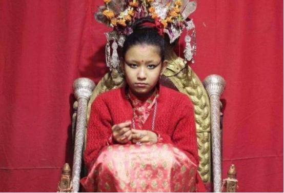 尼泊尔“活女神”双脚不能沾地,初潮就退位,无人敢娶