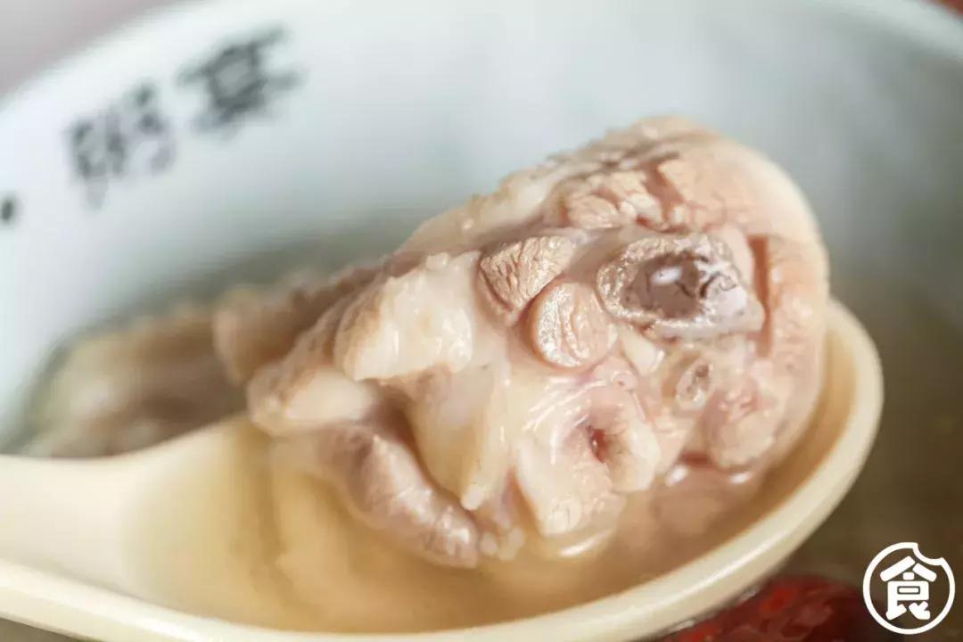 桥东爆出一锅「豪华花胶鸡」排队也要吃！还藏着一个海鲜市集