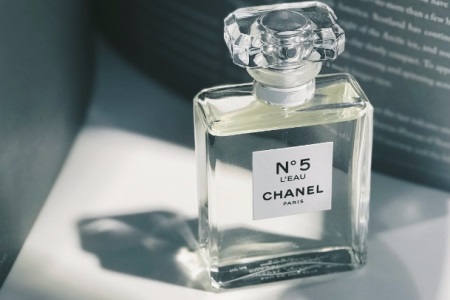 香奈儿五号香水为何经典?曾经它也被大众误解