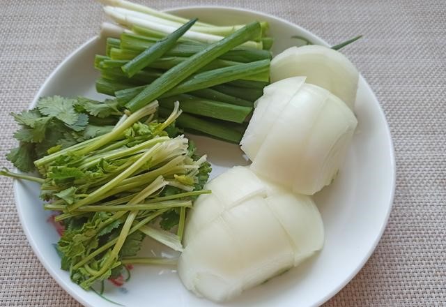 炸辣椒油时油里葱姜蒜炸糊了,刚炸辣椒油有点苦是怎么回事