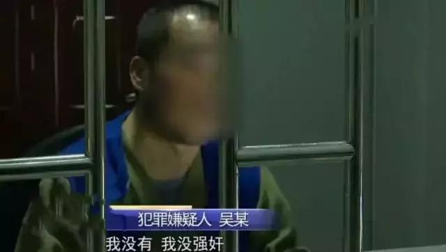 一家5口睡在一张床,一家5口分床睡4个孩子