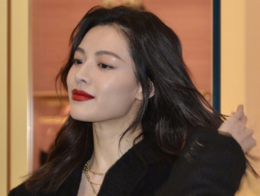 发廊如何快速吹干女长发入门教程,快速吹干女生长头发的实用技巧