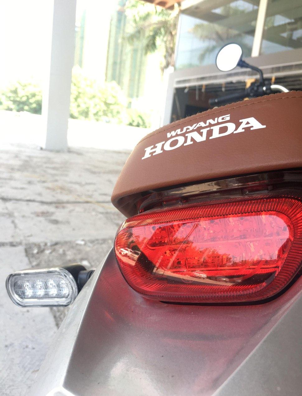 同事买了一辆日系车,同事买的摩托车