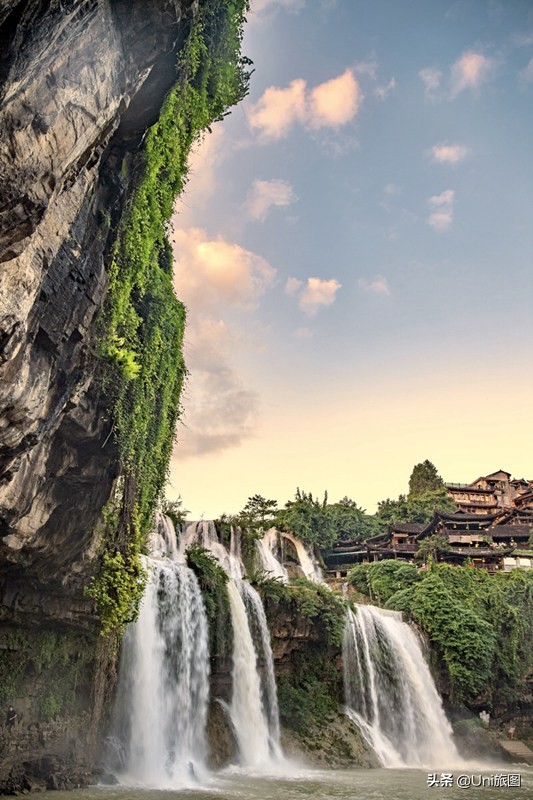 芙蓉镇挂在瀑布上的千年古镇,芙蓉镇是挂在瀑布上的古镇