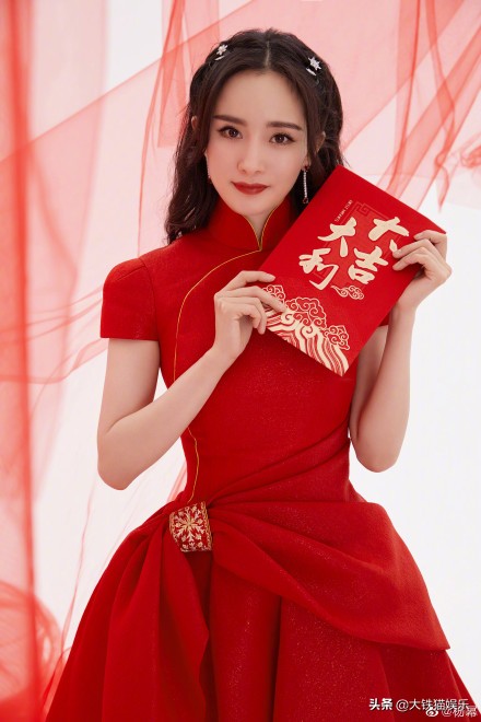 春晚造型不服不行！38岁佟丽娅，35岁杨幂，一身中国红都绝了