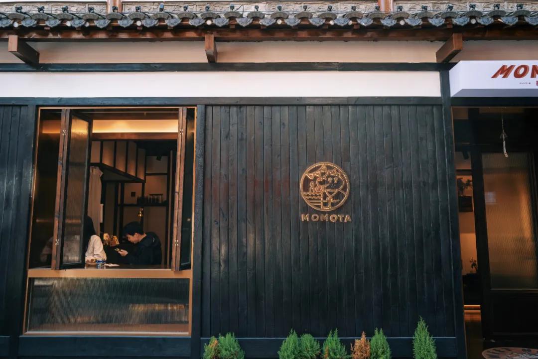 把繁华踩在脚下,将吃喝囊括周边。去长沙要住地标里