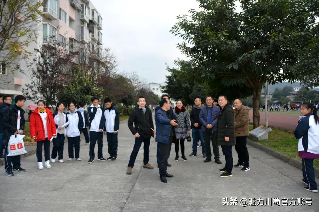 结伴而行共同成就：江油中学与彰明中学开展教育共同体活动