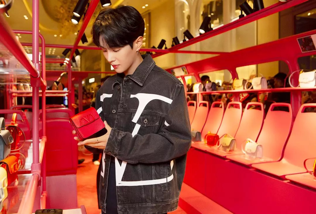 我抓住了一位资深柜员,道出了如何让你掏钱买包的秘密