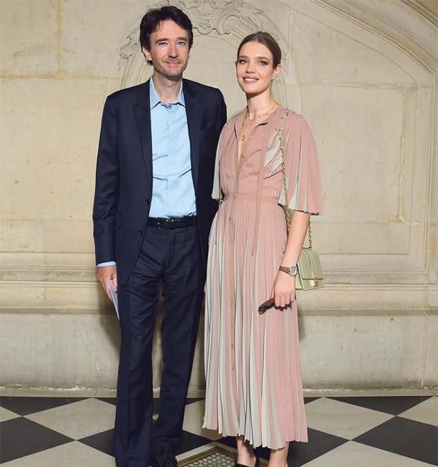 戛纳之后LV太子妃又美了!烫卷发涂红唇穿花裙,高贵感不输王妃