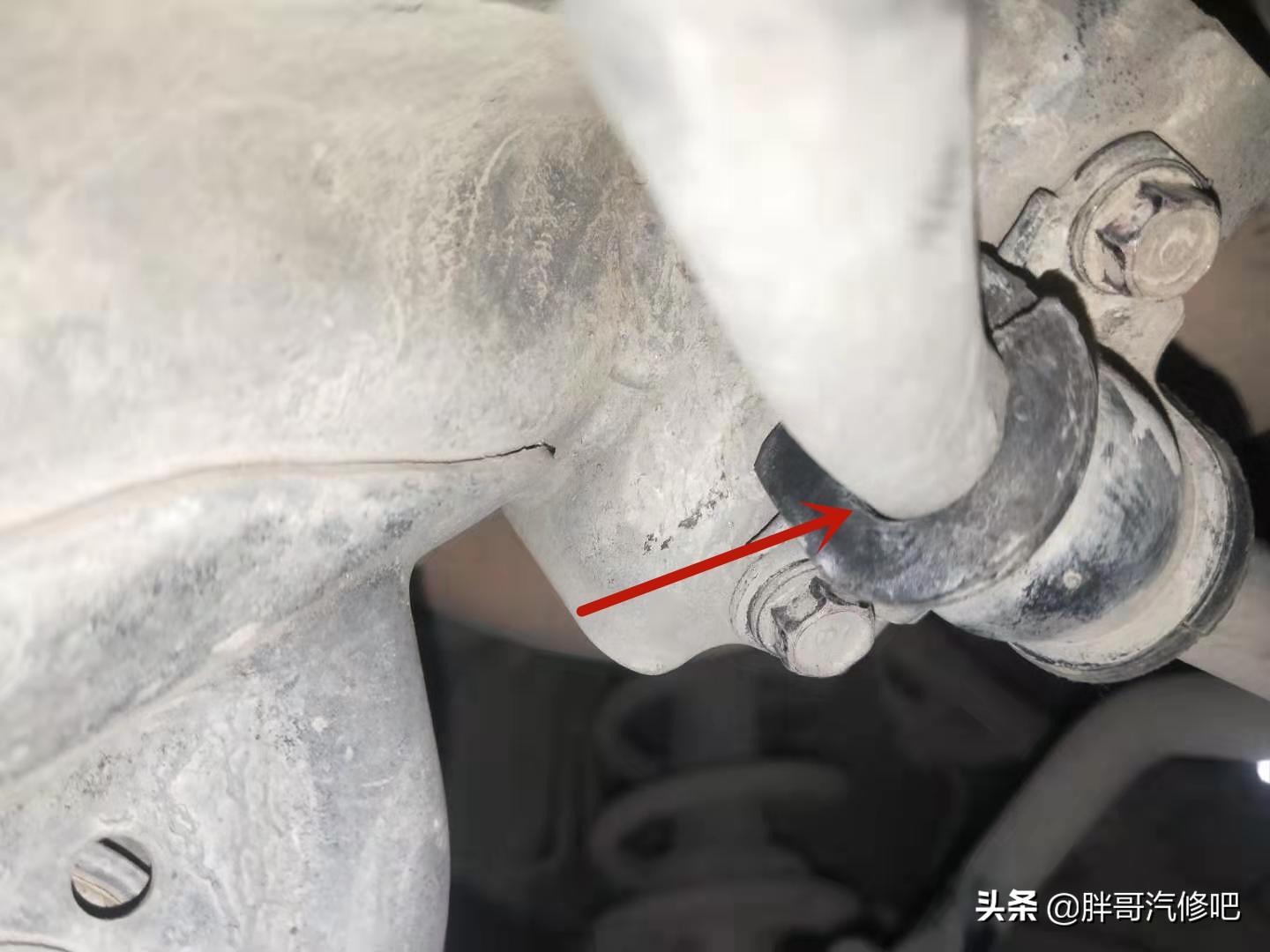 底盘减震器异响,打方向减震器响底盘异响