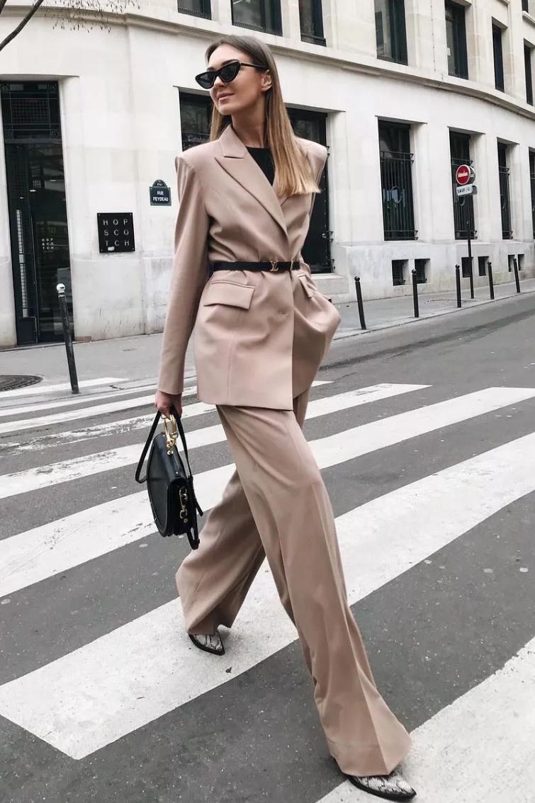 冬季显瘦裤子配靴子,现在还流行打底裤配靴子吗