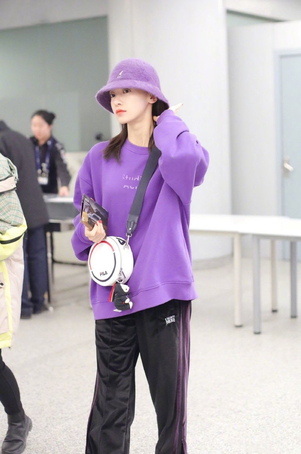 吴谨言橙色包,吴谨言短款卫衣搭配