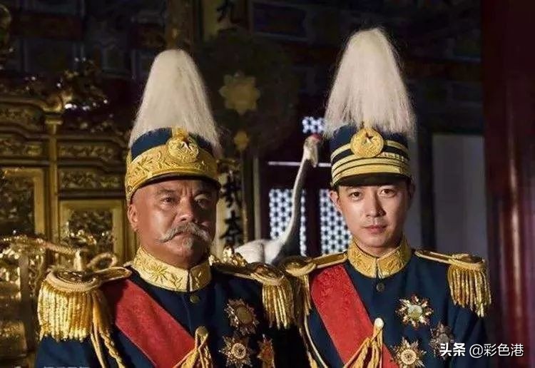 王天纵催马扬鞭，一伸手将毛奎英拉上马，接着啪啪啪，打完一梭子