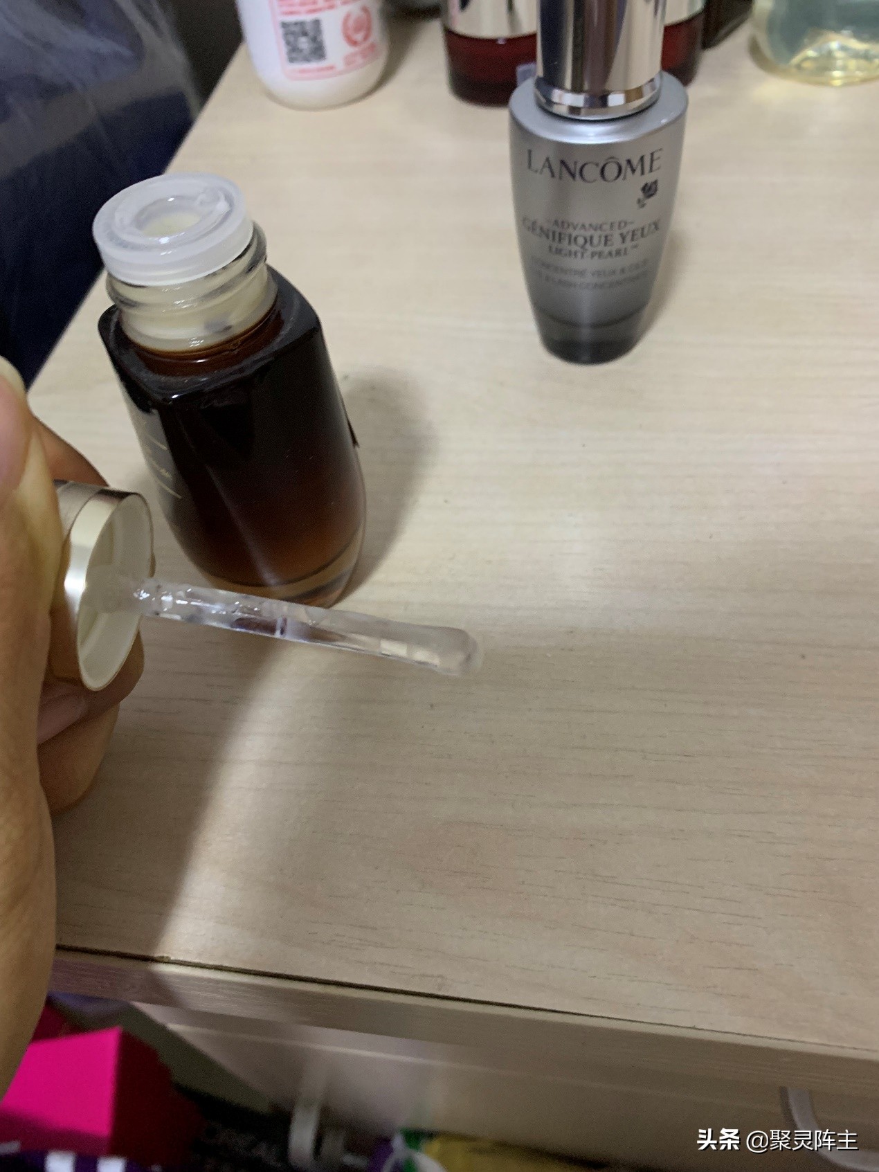 小棕瓶和小黑瓶眼部精华测评,小棕瓶和小黑瓶哪个性价比高