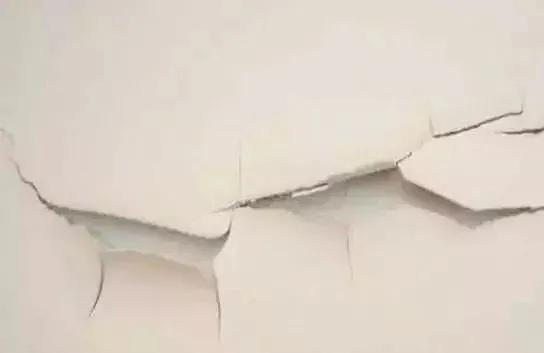 墙面大面积发霉渗水怎么办,墙面潮湿发霉是怎么回事