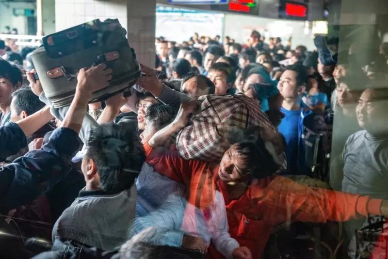 他用20年，拍下了流水线上的一代“打工人”