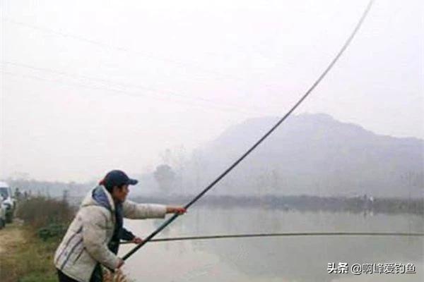 野钓时遇到大鱼的应对方法,野钓遇大鱼用什么钩