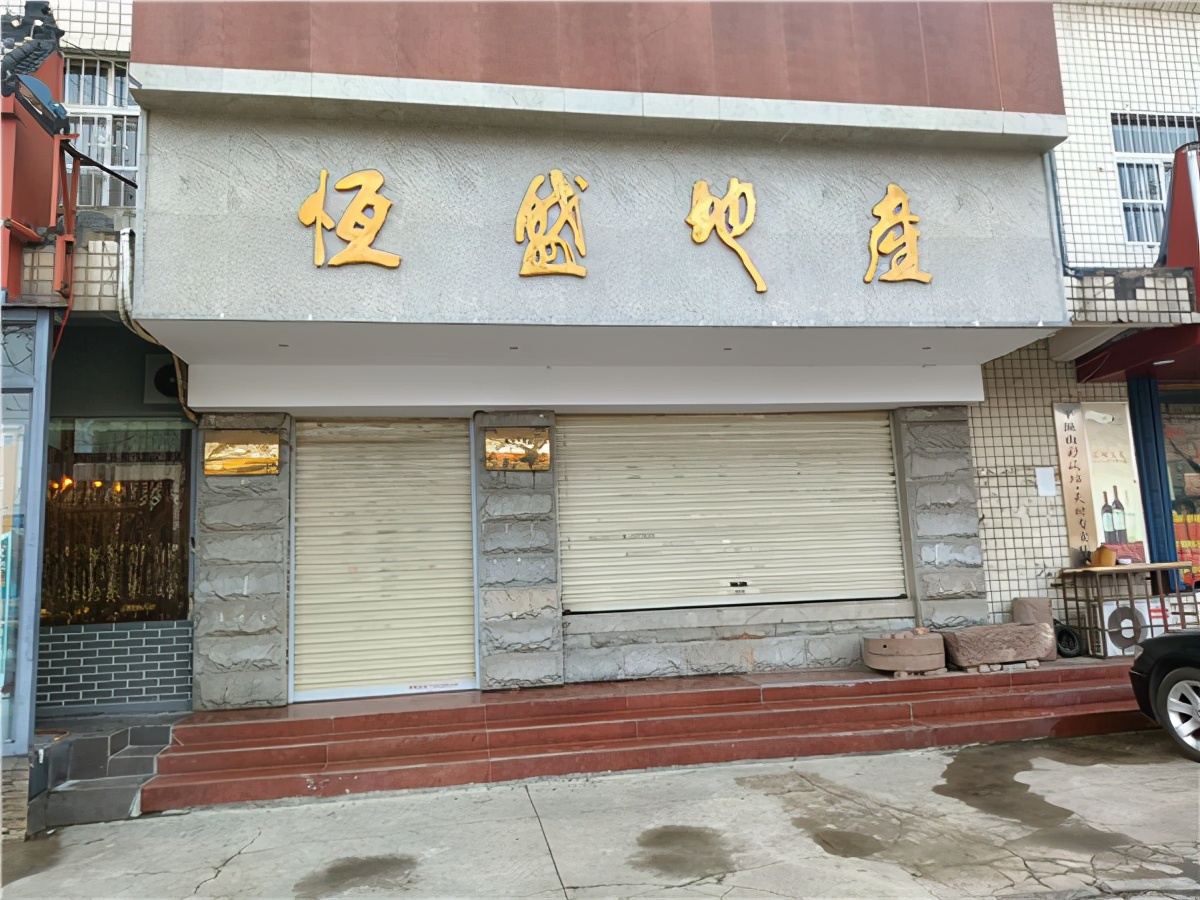 男子购房四年无法入住,男子买房合法过户10年来无法入住