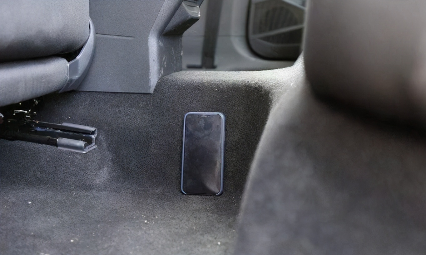 车后排地板凸起的是什么,车辆后座凸起什么原因